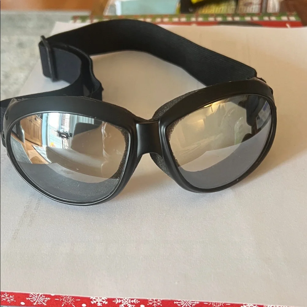 Sleek Black Wearable Tech Goggles